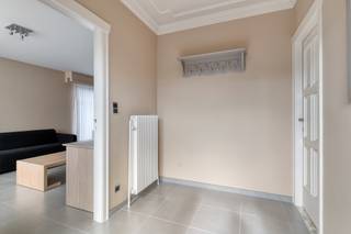 Deze instapklare woning is gelegen in een rustige buurt van Dessel vlakbij bossen en grenzend aan weilanden.<br /><br />Indeling:<br />Het gelijkvloers bestaat uit een inkomhal met aansluitend rechts een slaapkamer (vandaag de vinylkamer) en links de woonkamer met een zitplaats, eetruimte en een bureauhoekje.<br />De woonkamer is verbonden met de ingerichte keuken. Deze keuken is zeker voldoende groot om een keukentafel te plaatsen voor min. 6 personen.<br />Aan de achterzijde van de woning bevindt zich een apart toilet, een badkamer met douche en nog 3 slaapkamers.<br /><br />De eerste verdieping met twee ruime slaapkamers is bereikbaar via een vaste trap. Verder is er nog veel opbergruimte op de zolders.<br /><br />Deze woning is volledig onderkelderd. Deze kelder wordt vandaag gebruikt als garage, werkruimte en wasplaats met douche.<br /><br />De tuin biedt u een prachtig zicht over de velden.<br /><br />Het EPC label is vandaag een F maar kan mits het goed isoleren van het dak/zolder naar een D gebracht worden.<br /><br /><br />Bijzonderheden:<br /><br />* Rustige ligging<br />* Zicht op weilanden<br />* 5 slaapkamers<br />* instapklaar