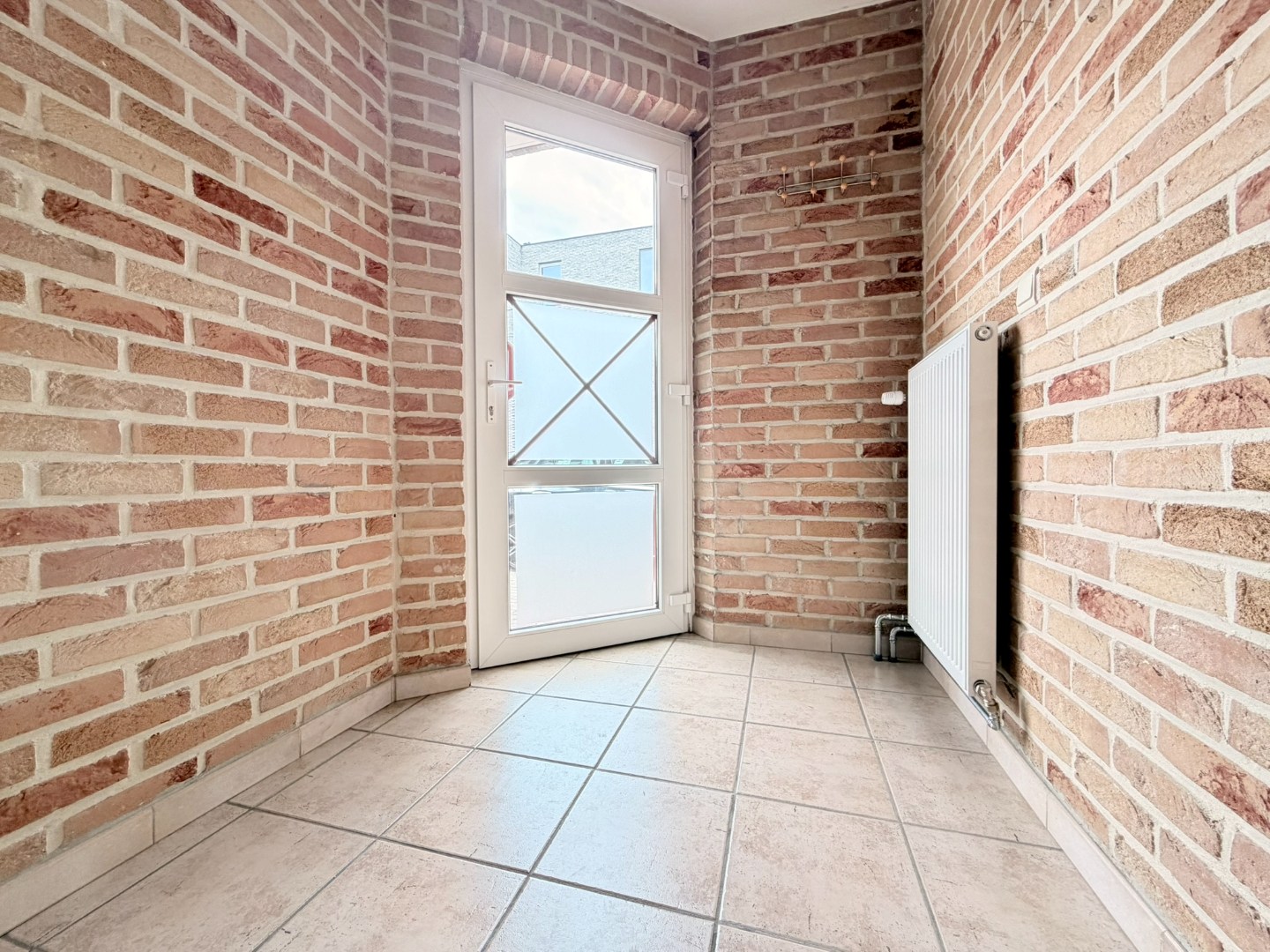 Netjes gerenoveerd 1-slaapkamer appartement met ruime kelder en inpandige garage - foto 5