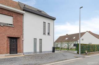 In een rustige straat, met een vlotte verbinding naar Waregem centrum, Vichte én de oprit van de E17 (zowel Deerlijk als Waregem), vind je...