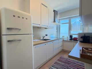 Op deze absolute toplocatie op de Zeedijk van Blankenberge, bevindt zich dit lichtrijke appartement met drie slaapkamers en een prachtig frontaal zeezicht. Daarbij geniet u van een uiterst centrale ligging nabij winkels, restaurants en openbaar vervoer. <br /><br />Het appartement zelf beschikt over een ruime inkomhal, recente keuken, aangename leefruimte, badkamer met bad en glazen douchescherm, 3 slaapkamers waarvan één met terras, apart toilet, bergruimte ( zowel in kelder als in het appartement) en een fietsenberging. <br />In het appartement zijn er heel wat zaken recent vernieuwd. Zo ligt er parket, is er een nieuwe keuken, is alles perfect geschilderd, is de elektriciteit conform en is er reeds hoogrendements - beglazing aanwezig.  Samen met het geïsoleerd dak van het gebouw zorgt dit voor een zeer energiezuinig appartement. EPC Label: B. <br /><br />Achteraan bevindt zich nog een klein terras zonder open zicht.  Extra troef zijn de toegang langs de achterzijde van het gebouw, waardoor laden en lossen eenvoudig mogelijk is — een groot voordeel gezien dit op de Zeedijk zelf vaak beperkt is, maar ook een fietsenberging voor maar liefst 2 fietsen.<br />Zowel als investering in een tweedeverblijf  of als vaste woonst is dit appartement een zeer interessant aanbod aan zee.  Interesse? Neem gerust contact op voor meer info of om uw bezoek in te plannen. 