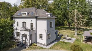 <p>Aan de Vilvoordsesteenweg 229 in Meise wacht een unieke villa in zijn soort.<br />Recent state of the art gerenoveerd, tot in de finesse afgewerkt en omringd door een spectaculair domein van 9.121 m² met een majestueuze, oude bomenstand.</p><p>Het perceel is volledig omheind en uitgerust met camerabewaking — discreet, veilig en zalig privé.<br />En dan dat buitenleven… Een overdekt terras van ca. 100 m² vormt het decor voor lange zomeravonden, grote tafels en goed gezelschap.</p><p>•    Uniek perceel van 9.121 m² <br />•    Recent state of the art gerenoveerd met uitzonderlijke afwerkingsgraad<br />•    5 slaapkamers &amp; 2 badkamers<br />•    Overdekt terras van ± 100 m² voor elk seizoen<br />•    Garage voor 4 wagens<br />•    Gymzaal + tuinberging<br />•    Volledig omheind + camerabewaking</p><p>Binnenin klopt alles.</p><p>De leefruimte voelt open en elegant, met een natuurlijke flow tussen living, eetkamer en keuken — en vooral: zicht op de tuin vanuit elke hoek.<br />Met 5 slaapkamers is er ruimte voor gezin, gasten, home office of hobby’s. De 2 badkamers maken het plaatje compleet.</p><p>Dit is een plek waar je vertraagt, ademt en geniet — in een setting die zeldzaam is in Vlaanderen: een private oase op een domeinformaat, met de afwerking van vandaag.</p><p>Wil je dit domein in het echt voelen?<br />Vraag je bezoek aan via sinjoor.be en ontdek zelf wat 9.121 m² vrijheid met je doet.</p>