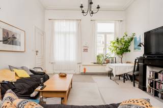 <p><span>Te renoveren appartement met 1 ruime slaapkamer en renovatiepotentieel in de Europese Wijk</span></p><p><span>In de gegeerde Spastraat, op een absolute toplocatie in de onmiddellijke nabijheid van de Europese Wijk, bevindt zich dit te renoveren appartement van ongeveer 70 m², gelegen op de tweede verdieping van een verzorgd gebouw. Dankzij de aangename indeling, de mooie lichtinval en de ruime volumes vormt dit appartement de ideale basis voor wie een woning volledig naar eigen smaak en hedendaagse woonnormen wil renoveren.</span></p><p><span>De ligging is zonder meer een van de grootste troeven. Op wandelafstand bevinden zich de Europese instellingen, Schuman, het Jubelpark, openbaar vervoer, winkels, restaurants en alle dagelijkse voorzieningen. Deze centrale locatie maakt het appartement bijzonder interessant voor zowel eigen bewoning als een duurzame investering.</span></p><p><span>Het appartement beschikt over een ruime slaapkamer, een lichtrijke leefruimte en een functionele indeling met tal van mogelijkheden om het wooncomfort verder te optimaliseren. Aan de voorzijde bevindt zich een compact balkon, ideaal om even van de buitenlucht te genieten. Daarnaast beschikt het appartement over een privatieve kelder, die zorgt voor extra praktische bergruimte.</span></p><p><span>Het gebouw verkeert in een goede algemene staat van onderhoud en is uitgerust met centrale verwarming op mazout. De elektrische installatie is niet conform de huidige regelgeving en het appartement beschikt over een EPC-label E, wat de koper de mogelijkheid biedt om de woning energetisch te verbeteren en volledig naar eigen wensen te moderniseren.</span></p><p><span>Een uitstekende opportuniteit voor wie op zoek is naar een appartement met veel potentieel, een ruime slaapkamer en een topligging in het hart van de Europese Wijk.</span></p>