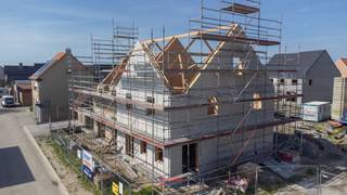 Lot 1 is gunstig gelegen in de Leistraat en onderscheidt zich door zijn ruime, doch beheersbare tuin en unieke ligging aan het nieuw aan te leggen recreatiepleintje van de wijk. Deze directe nabijheid zorgt voor een open en aangenaam zicht en draagt bij aan een levendig maar veilig woongevoel, ideaal voor gezinnen met kinderen of wie belang hecht aan een sterke buurtbeleving.<br /><br />De woning werd ontworpen met het oog op flexibiliteit en toekomstgericht wonen. Zo bestaat de mogelijkheid om de woning uit te breiden met een vaste trap naar de zolderverdieping, waar extra slaapkamers, een hobbyruimte of thuiskantoor kunnen worden ingericht. Dit biedt kopers de kans om de woning mee te laten groeien met veranderende woonbehoeften.<br /><br />Dankzij de royale tuin geniet u volop van rust, privacy en buitenruimte, met voldoende plaats voor een terras, speelruimte of groenaanleg naar eigen wens. In combinatie met de energiezuinige bouw en de mogelijkheid tot persoonlijke afwerking vormt Lot 1 een bijzonder aantrekkelijke woonopportuniteit binnen dit nieuwbouwproject.