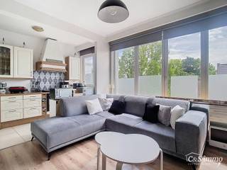 Ontdek dit zonnige appartement op de tweede verdieping van een kleinschalig gebouw. Geniet direct van bewoonbaar comfort met een ruime hal...