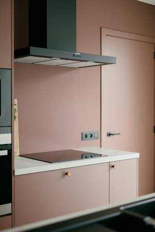 Instapklare woning te koop gelegen in een leuke buurt en de ideale uitvalsbasis in het centrum <br />van Vichte. Deze woning is volledig instapklaar:<br /><br />- 3 volwaardige slaapkamers<br />- eigen tuin met apart toegang achteraan inclusief grote stijlvolle tuinberging<br />- inpandige garage<br />- ruime badkamer met douche én bad<br />- volledig ingerichte keuken met kwalitatieve toestellen<br />- gebruik van duurzame technieken: zonnepanelen, warmtepomp en vloerverwarming<br />- volledig ingericht en geschilderd, dus je kan meteen verhuizen!<br />- unieke troef: deze woning kan aan 6% btw gekocht worden! Zo bespaar je al snel tienduizenden euro's op deze woning!<br /><br />Wens je graag een bezoek? Contacteer dan snel onze verkoopsadviseur Ben via ben@eribo.be of 0488/942.643!