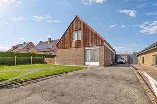 <p>Op een rustige en aangename locatie in Meerbeke (Ninove) bevindt zich deze ruime alleenstaande woning uit 1970, gelegen op een prachtig perceel van maar liefst 967 m².</p><p>Via de inkomhal, voorzien van een vestiaire en apart toilet, komen we binnen in de woning. De lichtrijke leefruimte van 33 m² sluit aan op de volledig geïnstalleerde keuken van 12 m². Verder beschikt het gelijkvloers over een gezellige veranda en praktische bergruimte.</p><p>Via de nachthal bereiken we de eerste twee slaapkamers en het bureau. De badkamer van 6 m² is uitgerust met een ligbad en dubbele lavabo.</p><p>Op de ruime bovenverdieping bevinden zich nog twee slaapkamers. Bovendien is er de mogelijkheid om een derde slaapkamer te creëren.</p><p>De prachtig aangelegde tuin met vijver vormt zonder twijfel een van de grote troeven van deze woning. Hier geniet je volop van rust, privacy, het zonnetje en de buitenlucht.</p><p>Daarnaast beschikt de woning over een garage en meerdere buitenstaanplaatsen, ideaal voor gezinnen met meerdere voertuigen.</p><p>Ook qua ligging heeft deze woning heel wat te bieden. Winkels, scholen, openbaar vervoer, sportfaciliteiten en belangrijke invalswegen bevinden zich allemaal binnen handbereik. Zo combineert deze woning een rustige woonomgeving met een bijzonder praktische ligging. Stedenbouwkundige inlichtingen in aanvraag.</p><p> </p>