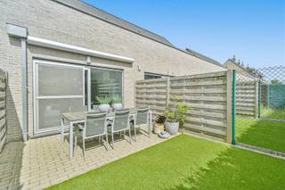 Op wandelafstand van het strand en horeca vindt u dit verzorgde en instapklare gelijkvloerse appartement. Dankzij de praktische indeling, de aangename buitenruimte en de rustige ligging is dit de ideale keuze als vaste woonst, tweede verblijf of investering.<br /><br />De lichtrijke leefruimte vormt samen met de open, volledig uitgeruste keuken het gezellige hart van het appartement. Daarnaast beschikt u over een volwaardige slaapkamer, een ruime slaaphoek die perfect dienst kan doen als extra slaapkamer of bureau, een badkamer met douche, een apart toilet en een handige wasberging.<br />Buiten geniet u van een gezellig terras, een heerlijke plek om in alle rust van de zon te genieten.<br /><br />Ook op vlak van comfort zit u hier goed. Het appartement is energiezuinig (EPC-label B), beschikt over een conforme elektrische installatie en wordt bovendien volledig gemeubeld verkocht, inclusief de inboedel. U hoeft enkel uw koffers uit te pakken en kunt meteen genieten.<br /><br />Als extra is er de mogelijkheid om een ruime privatieve garage aan te kopen voor € 55.000, ideaal voor uw wagen, fietsen of extra bergruimte.<br /><br />Bent u op zoek naar een zorgeloos appartement op een uitstekende locatie in Westende-Dorp? Neem dan vandaag nog contact met ons op voor een bezoek en ontdek zelf de vele troeven van dit mooie appartement.<br /><br />Neem voorsprong met een vrijblijvende en gratis schatting van uw eigendom via:<br />http://www.residentievastgoed.be/gratisonlineschatten<br /><br />EPC: 145 kWh/m² - UC: 3689187 ~ Vg, Wg, Gvkr, Gvv, Gmo ~ Ref. MI24517