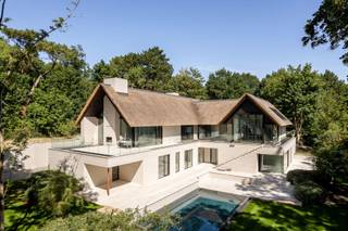 Offre exceptionnelle d'une belle villa neuve, idéalement située au Zoute sur un très grand terrain, au Boslaan, à proximité du Royal Zoute Golf...