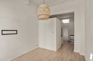 Gelijkvloers appartement in Antwerpen<br /><br />Op zoek naar een praktisch en betaalbaar appartement op een centrale locatie in Antwerpen? Dit appartement op de gelijkvloerse verdieping van de Goudbloemstraat 22 biedt een aangename woonruimte en is onmiddellijk beschikbaar.<br /><br />Het appartement beschikt over een lichtrijke leefruimte met hoge plafonds, een aparte ingerichte keuken met kookplaat, dampkap en dubbele spoelbak, een badkamer met douche, lavabo en wasmachine, en een afzonderlijke slaap-/woonruimte. Dankzij de neutrale afwerking en lichte vloeren heeft het appartement een rustige en verzorgde uitstraling.<br /><br />Gelegen in 2060 Antwerpen, met winkels, openbaar vervoer en andere voorzieningen in de nabije omgeving.<br /><br />GA NAAR WWW.DEBOERENPARTNERS.BE OM RECHTSTREEKS UW ONLINE AFSPRAAK IN TE PLANNEN<br /><br />Huurprijs: €700/maand<br />Vaste kosten: €125/maand<br />Beschikbaar: onmiddellijk<br />Verdieping: gelijkvloers<br />Een interessante investering voor wie op zoek is naar een verhuurd pand met meerdere afzonderlijke woonunits en een directe huuropbrengst.