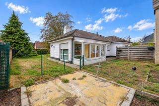 Grote loods met burelen, 3 garages, ruime buitenruimte en woning te koop in Hertsberge<br />Deze veelzijdige eigendom in Hertsberge biedt een ideale combinatie van wonen en werken en is bijzonder geschikt voor zelfstandigen, ondernemers of bedrijven die nood hebben aan ruime opslag-, werk- en kantoorruimte op één locatie.<br />De woning is toegankelijk via een inkomhal met gastentoilet. Vanuit de inkomhal bereikt u de 2 slaapkamers en de badkamer. Verder beschikt de woning over een ruime leefruimte en een keuken.<br />Buiten is er een oprit met plaats voor 2 wagens, een ruime voortuin en een grote achtertuin.<br />Via een afzonderlijke oprit krijgt u toegang tot het bedrijfsgedeelte met de loods, burelen en 3 garages.<br />De burelen, met een totale oppervlakte van ca. 184 m², zijn bereikbaar via een trap. De kantoorruimte bestaat uit een keuken, toilet, 5 afzonderlijke burelen en een vergaderruimte. <br />De loods heeft een oppervlakte van ca. 558 m² en biedt tal van mogelijkheden voor opslag, productie of andere bedrijfsactiviteiten. De loods is toegankelijk via een ruime poort van 5 m x 5 m, waardoor ook grotere voertuigen en materiaal eenvoudig binnen kunnen. In de loods zijn sanitaire voorzieningen en wateraansluiting aanwezig.<br />Daarnaast beschikt het pand over 3 garages en bevindt zich achteraan de loods een groot buitenterrein, dat kan dienen als extra opslagruimte, parking of manoeuvreerruimte.<br /><br />Voor het eigendom werd tevens een splitsingsplan opgenomen in een lopende vergunningsaanvraag. De aanvraag is momenteel nog in behandeling en biedt, onder voorbehoud van goedkeuring door de bevoegde instanties, bijkomende mogelijkheden voor het eigendom.<br /><br />Dankzij de combinatie van een ruime woning, grote loods, kantoorruimte, garages en uitgebreide buitenruimte biedt deze eigendom heel wat mogelijkheden voor wie wonen en ondernemen op dezelfde locatie wil combineren.<br /><br /><strong>Troeven van deze eigendom:</strong>
<ul>
	<li>Loods van ca. 558 m²</li>
	<li>Toegangspoorten van 5 m x 5 m</li>
	<li>Sanitair en water aanwezig in de loods</li>
	<li>Burelen van ca. 184 m²</li>
	<li>5 afzonderlijke burelen</li>
	<li>Vergaderruimte</li>
	<li>Keuken en toilet bij de burelen</li>
	<li>3 garages</li>
	<li>Groot buitenterrein achteraan</li>
	<li>Woning met 2 slaapkamers</li>
	<li>Ruime leefruimte</li>
	<li>Keuken en badkamer</li>
	<li>Grote voor- en achtertuin</li>
	<li>Meerdere opritten en parkeermogelijkheden</li>
	<li>Ideale combinatie van wonen, werken en opslag</li>
</ul>
- Stedenbouwkundige inl. in aanvraag<br /><br /> Contacteer PERSPECTIEF VASTGOED – 7 op 7 bereikbaar – voor meer informatie of een bezoek.
<div>
<div>
<div>
<div>
<div>
<div>
<div>
<div><span><span><span><span><span><span><span><span><span><span><span><span><span><span><span><span><span><span><span><span><span><span><span><span><span><span><span><span><span>Bel 050/550.750 of mail naar info@perspectiefvastgoed.be.</span></span></span></span></span></span></span></span></span></span></span></span></span></span></span></span></span></span></span></span></span></span></span></span></span></span></span></span></span></div>
</div>
</div>
</div>
</div>
</div>
</div>
</div>