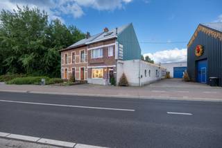 Cette propriété est actuellement autorisée en tant qu'immeuble de bureaux, mais offre également un grand potentiel en tant que résidence grâce à son aménagement actuel.<br /><br />Le bâtiment est aménagé en tant que logement avec bureau et combine habitation et travail de manière pratique.<br />Au rez-de-chaussée se trouve la partie résidentielle avec une cuisine et un espace de vie confortable.<br />Le premier étage compte deux chambres spacieuses et une salle de bain.<br />Au deuxième étage se trouve une chambre supplémentaire ou un espace polyvalent, idéal comme salle de loisirs ou bureau.<br /><br />À l'arrière du bâtiment se trouve la partie bureau, avec une entrée séparée et des toilettes, ce qui rend un usage professionnel parfaitement possible.<br /><br />Une transformation en une résidence à part entière est possible, sous réserve des autorisations et conditions nécessaires.