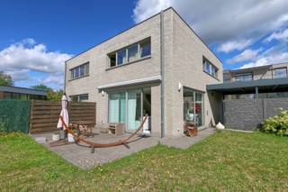 INSTAPKLARE STADSWONING met 3 ruime slaapkamers, voorzien van een grote carport voor 2 wagens, en leuke tuin met zonnig terras. Zeer rustig gelegen...