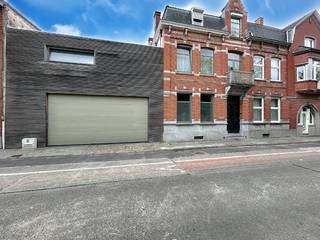 Instapklaar herenhuis op wandelafstand van allerlei faciliteiten bestaande uit een riante inkomhal met vestiaire en gastentoilet, gezellige...