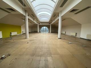 Fantastisch gelegen instapklaar kantoor met een oppervlakte van 932 m² te koop (oppervlaktes mogelijk tussen 343 m² tot 1.862 m²). Dit betreft een recent gerenoveerd gebouw met drie verdiepingen met een uitstekende zichtbaarheid. Opsplitsbare ruimtes. Het kantoor is voorzien van airco, vasttapijt, kabelgoten, verlaagde plafonds en een garagepoort.<br /><br />Op de site is er een ruime parking aanwezig. Het gebouw is gelegen nabij de afrit 18 van de R0. Tevens vlot bereikbaar met het openbaar vervoer: het station van Ruisbroek situeert zich op wandelafstand. In de omgeving zijn er tal van bushaltes. <br /><br />Contacteer <strong>PANORAMA B2B </strong>voor meer informatie of een bezoek ter plaatse via <strong>0477 09 00 09.</strong>