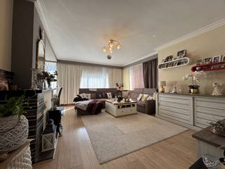 een lichtrijk appartement gesitueerd op VERD. 1 er omvattende een inkomhall, leefruimte-eetplaats in L-vorm, buro, ingerichte keuken uitgevend...