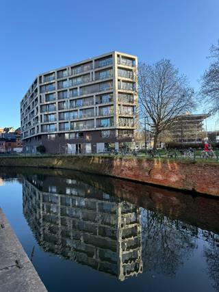 TE KOOP - GENT. Bij het binnenrijden van Gent ontvouwt zich dit uitzonderlijk ruim en badend in licht 3-slaapkamerappartement van maar liefst 130...