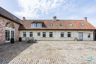 <p>Voor een bezoek bel Saimen: 0470 79 24 20 of mail: saimen@cornelis-goeman.be<br />Deze karaktervolle hoeve, gelegen in de Winkelstraat, bevindt zich op een royaal perceel van bijna 2.458 m² en biedt tal van mogelijkheden voor wie op zoek is naar ruimte, rust en authenticiteit.</p>
<p>Bij het betreden van de woning kom je in een inkomhal die toegang geeft tot de gezellige woonkamer/zithoek. De keuken vormt het hart van de woning en biedt directe toegang tot het wintersalon, dat nog verder te renoveren is en tal van mogelijkheden biedt.</p>
<p>Op het gelijkvloers bevinden zich verder een badkamer en een comfortabele slaapkamer, wat de woning ook geschikt maakt voor gelijkvloers wonen.</p>
<p>De eerste verdieping beschikt over een ruime nachthal, drie volwaardige slaapkamers, een dressing en een tweede, ruime badkamer.</p>
<p>De grote tuin rondom de woning biedt een oase van rust en privacy, met voldoende ruimte voor tuinliefhebbers, dieren of eventuele uitbreidingsmogelijkheden.</p>
<p><strong>Troeven:</strong></p>
<ul>
<li>Perceel van ± 2.500 m²</li>
<li>4 slaapkamers + dressing</li>
<li>2 badkamers</li>
<li>46 Zonnepanelen</li>
<li>Sauna</li>
<li>Alarm voorzien</li>
<li>Rustige ligging met vlotte bereikbaarheid</li>
<li>2 regenputten van 10.000L</li>
</ul>
<p>Deze hoeve is ideaal voor wie op zoek is naar een woning met karakter en mogelijkheden op een toplocatie.<br />Tevens kan deze grond verkaveld worden (links van de hoeve), hier kunnen na overleg met de gemeente volgens het plan 3 bouwloten voorzien worden, losstaand van de hoeve.<br /><br /><span>Voor een bezoek bel Saimen: 0470 79 24 20 of mail naar saimen@cornelis-goeman.be</span></p>