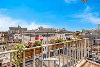 Welkom in dit uitnodigende appartement in het hart van Aalst, waar comfort en stadsleven harmonieus samenkomen. Met een bewoonbare oppervlakte van 96m² biedt dit goed onderhouden appartement twee ruime slaapkamers en een moderne badkamer, ideaal voor jonge gezinnen of koppels. De lichte en luchtige woonkamer biedt voldoende ruimte voor zowel een gezellige zithoek als een eetgedeelte, perfect voor het ontvangen van gasten. De grote ramen laten overvloedig daglicht binnenvallen en geven een panoramisch uitzicht over de bruisende stad. De keuken is functioneel ingericht met moderne toestellen en biedt voldoende werkruimte en opbergruimte. De badkamer biedt een rustgevende plek met een ligbad. Hoewel er geen garage of staanplaats bijhoort, zijn er in de directe omgeving diverse parkeermogelijkheden. Maak van deze kans gebruik om te wonen in het hart van Aalst met alle voorzieningen, winkels en openbaar vervoer op wandelafstand. Beleef de ideale mix van stedelijke dynamiek en huiselijk comfort. Aarzel niet om contact op te nemen voor een bezichtiging van dit aantrekkelijke appartement! Bestuursmaatregelen in het maatregelenregister: nee