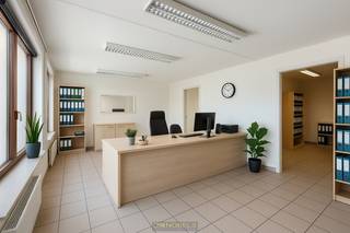 <h3><span>BETAALBARE HANDELSRUIMTE op een TOPLIGGING aan de STADSRAND met op een ZEER COMMERCIËLE LOCATIE met een HOGE VISIBILITEIT en een VLOTTE BEREIKBAARHEID. </span><span>Deze LICHTRIJKE COMMERCIËLE EIGENDOM beslaat een TOTALE BRUIKBARE OPPERVLAKTE VAN +/- 99.5 M² en is onderverdeeld in 4 KANTOORRUIMTES. </span><span>MOGELIJKHEID TOT OMVORMEN NAAR APPARTEMENT mits goedkeuring functiewijziging! Op zoek naar een geschikte handelsruimte voor uw beroepsactiviteit OP EEN STRATEGISCHE LIGGING IN HET CENTRUM van Oudenaarde? Dan is dit het pand dat u zoekt!</span></h3>
<br />Adres: Baarstraat 67 bus 3 te Oudenaarde<br /><br />G-score + P-score D. Geen renovatieverplichting van toepassing.