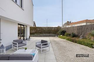 Dit instapklare gelijkvloersappartement bevindt zich in de residentie "Villa Cyana" te Mariakerke, op enkele passen van het strand, tram- en bushaltes en diverse winkels. Het appartement heeft een bewoonbare oppervlakte van maar liefst 122m² en beschikt over een grote onderhoudsvriendelijke tuin met zuidwestelijke oriëntatie. <br />Indeling: inkomhal, afzonderlijk toilet, lichtrijke woonkamer en geïnstalleerde keuken (met vaatwas, combi-oven, keramische kookplaat, koelkast met vriesvak), berging voor wasmachine en droogkast, 2 volwaardige slaapkamers met ingemaakte kasten, badkamer met douche en lavabo, zeer ruim terras/tuin rondom het appartement met tuinhuis, garage die rechtstreeks toegang biedt tot het appartement en oprit.<br />Het appartement werd in 2016 zeer grondig gerenoveerd .<br />Bovendien onderging de residentie recent een dak- en gevelrenovatie.<br />Het appartement is asbestvrij, heeft een EPC B en bovendien is de elektriciteit is conform. <br />Sinds 2026 beschikt het appartement over een warmtepomp die als verwarming en als airco dienst doet.<br />Dit appartement onderscheidt zich werkelijk door zijn unieke troeven: de uitzonderlijke buitenruimte, de praktische garage met oprit en de uitstekende ligging vlakbij het strand! Een zeldzame kans voor wie op zoek is naar een bijzondere woonst of vakantieverblijf!