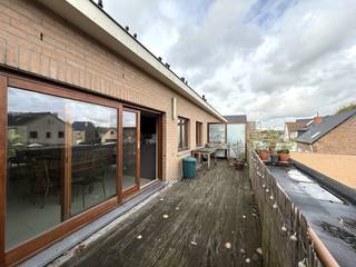 Ontdek dit <strong>lichtrijke en instapklare duplexappartement</strong> met een <strong>bewoonbare oppervlakte van ca. 130 m²</strong> en een <strong>ruim terras van 18 m²</strong>. Gelegen in een <strong>kleinschalige residentie met slechts 4 appartementen,</strong> geniet je hier van <strong>rustig en aangenaam wonen</strong>, met een uitstekende bereikbaarheid en nabijheid van <strong>winkels</strong>, <strong>openbaar vervoer</strong> en <strong>belangrijke invalswegen</strong>.<br /><br />Bij het binnenkomen tref je een <strong>ruime inkomhal </strong>met <strong>gastentoilet </strong>en <strong>berging</strong>. De ruime <strong>leefruimte </strong>met <strong>open</strong>,<strong> volledig ingerichte keuken</strong> vormt het hart van de woning en biedt toegang tot het<strong> ruime dakterras</strong>, waar het heerlijk vertoeven is in alle rust en privacy.<br /><br />Op de <strong>verdieping</strong> bevinden zich <strong>drie slaapkamers</strong>, een <strong>badkamer </strong>met ligbad, douche en lavabomeubel, en een extra <strong>berging</strong>.<br />Het appartement beschikt over <strong>centrale verwarming op aardgas</strong> en een <strong>uitstekende EPC-score van slechts 86 kWh/m² (label A)</strong> — een mooie garantie voor energiezuinig en comfortabel wonen.<br /><br /><u><strong>Troeven:</strong></u>
<ul>
	<li>130 m² bewoonbare oppervlakte + 18 m² terras</li>
	<li>Energiezuinig (EPC 86 kWh/m² – Label A)</li>
	<li>3 slaapkamers en 2 bergingen</li>
	<li>Kleinschalige residentie (bouwjaar 2006)</li>
	<li>Goede bereikbaarheid en ligging nabij winkels en openbaar vervoer</li>
	<li><strong>Garage te koop aan € 30.000</strong></li>
</ul>
Een <strong>ideale woonst</strong> voor wie op zoek is naar <strong>ruimte, comfort en een uitstekende ligging</strong> in Heusden.<br /><br /><strong>Meer info of een bezoek? </strong>Neem gerust contact op — wij helpen je graag verder!