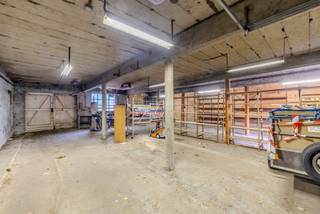<h1>Ruime woning met 4 slaapkamers en magazijn van ca. 180 m²</h1>
<p>Deze ruime woning aan de Antwerpsesteenweg in Westmalle biedt een solide basis, veel ruimte en bijzonder veel renovatiepotentieel. De absolute troef is het achterliggende magazijn van ca. 180 m², ideaal voor opslag, beroep of andere mogelijkheden.</p>
<p>De woning beschikt over 4 slaapkamers, ruime leefvertrekken, een veranda, kelder en grote zolderberging. De keuken dateert van eind jaren '90 en is uitgerust met Miele-toestellen. .</p>
<p>De woning geniet achteraan van een mooi en open uitzicht.</p>
<p>Ideaal voor wie op zoek is om wonen en werken te combineren of naar een interessante investering.<br /><br /></p>
<p><strong><span>FLOR Vastgoed – For Love of Real Estate</span></strong></p>
