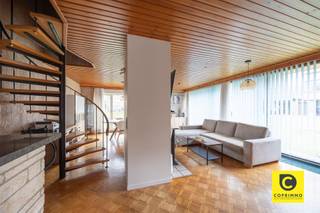 <p><span>Charmante Hoekwoning in Kindvriendelijke Buurt</span></p><p><span> </span></p><p><span>Deze charmante hoekwoning, gelegen aan een rustig, groen pleintje, biedt alles wat je nodig hebt voor een comfortabel gezinsleven. Gebouwd in 1971, maar sindsdien zorgvuldig onderhouden, is het de ideale woning voor wie op zoek is naar rust en ruimte, met gemakkelijke toegang tot alle voorzieningen.</span></p><p><span> </span></p><p><span>GELIJKVLOERS</span><span><br /></span><span>Bij binnenkomst betreedt u een lichte en ruime leefruimte, met aansluitend de open keuken, met bijbehorende toestellen. Daarnaast is er een handige berging en een praktische douchekamer. De woning beschikt verder over een ruime garage en een oprit, ideaal voor meerdere voertuigen.</span></p><p><span> </span></p><p><span>EERSTE VERDIEPING</span><span><br /></span><span>De eerste verdieping biedt drie royale slaapkamers en een goed ingedeelde badkamer, waardoor de woning perfect geschikt is voor een gezin.</span></p><p><span> </span></p><p><span>ZOLDER</span><span><br /></span><span>De zolder, toegankelijk via een steektrap, biedt de mogelijkheid om twee extra slaapkamers te creëren, wat de woning nog flexibeler maakt voor uw wensen.</span></p><p><span> </span></p><p><span> </span></p><p><span>EXTRA VOORDELEN </span></p><p><span> </span></p><ul><li><span>Nieuw dak (2016)</span></li><li><span>Vernieuwde ramen (achterzijde: 2011, voorzijde: 2013)</span></li><li><span>Elektrische rolluiken door de gehele woning</span></li><li><span>Geïsoleerde spouwmuren (2012)</span></li><li><span>Zuid west georiënteerde tuin</span></li><li><span>Asbest veilig </span></li><li><span>Betonconstructie </span></li><li><span>Veel natuurlijk lichtinval </span></li></ul><p><span>Locatie en Omgeving</span><span><br /></span><span>Deze woning is ideaal gelegen voor gezinnen die de rust van een groene omgeving willen combineren met de nabijheid van winkels, scholen en belangrijke snelwegen (A12 en E19). Geniet van wandel- en fietsroutes in de buurt en de centrale ligging tussen Antwerpen, Brussel en Mechelen.</span></p><p><span>Deze woning biedt alles wat een gezin zich kan wensen. Wacht niet langer en kom snel langs om deze kans te ontdekken!</span></p><p><span> </span></p>