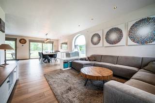 <p><span>Villa énergétiquement performante avec 4 chambres, très grand grenier sur un terrain de plus d'un hectare.</span></p><p><span> </span></p><p><span>Villa pastorale récente (2020) énergétiquement performante sur un beau terrain de 10 710m² exposé plein sud. Entièrement clôturée, donc idéale pour les amoureux des animaux ou ceux qui aiment un bel écrin de verdure. La maison est construite en profondeur à l'arrière, ce qui lui permet de bénéficier du calme et de la tranquillité. On y accède par une double allée ou une route.</span></p><p><span> </span></p><p><span>La maison allie une architecture rurale, un aménagement réfléchi et des finitions de grande qualité. En entrant par le spacieux hall d'entrée avec les toilettes pour invités, vous pénétrez dans l'espace de vie baigné de lumière avec la cuisine ouverte. Grâce aux grandes fenêtres, cette pièce bénéficie d'une lumière naturelle abondante et d'une vue agréable sur le jardin. La cuisine élégante est aménagée avec des matériaux de haute qualité et équipée des appareils électroménagers et de l'espace de rangement nécessaires. A côté se trouvent une pièce de rangement pratique avec des armoires encastrées et une buanderie séparée avec douche à l'italienne, qui pourrait facilement servir de deuxième salle de bains. Au rez-de-chaussée, il y a également un espace de bureau séparé avec des placards sur mesure. Cette propriété est donc idéale pour un bureau à domicile, une salle de répétition ou une activité indépendante. </span></p><p><span> </span></p><p><span>Au premier étage, il y a 3 chambres de taille normale, un dressing, une deuxième toilette et une salle de bain avec baignoire, douche à l'italienne et lavabo. </span></p><p><span> </span></p><p><span>L'étage mansardé est accessible par un escalier fixe et offre un potentiel pour 2 chambres supplémentaires ou un bel espace studio. </span></p><p><span> </span></p><p><span>A l'extérieur, vous bénéficiez d'un beau jardin avec des prairies clôturées, d'une double allée, d'une terrasse joliment aménagée orientée au sud et de deux conteneurs de jardin comme espace de stockage supplémentaire.</span></p><p><span> </span></p><p><span>Une maison entièrement neuve qui répond à tous les conforts avec label EPC A : chauffage par le sol grâce à une pompe à chaleur géothermique, unités de climatisation qui chauffent et refroidissent, fenêtres à double vitrage, panneaux solaires, ventilation D.</span></p><p><span>Bref, vous ne manquerez de rien dans cette propriété.</span></p><p><span> </span></p><p><span>Contactez Dupont Vastgoed pour plus d'informations ou une visite sur place au 015 15 15 15.</span></p>