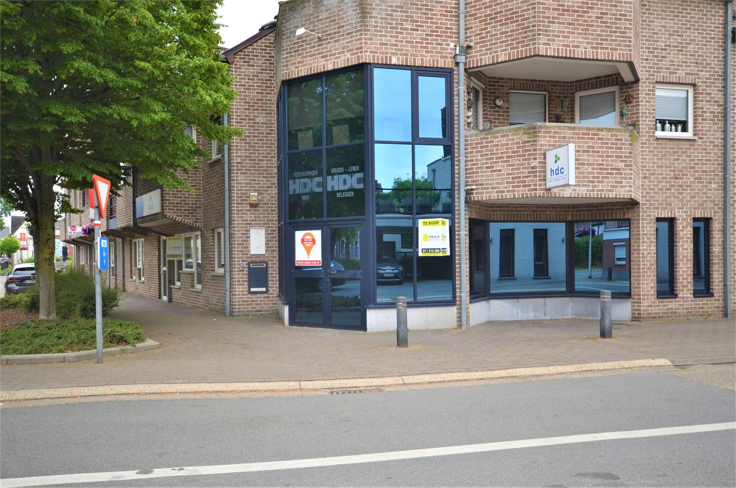 Ruim kantoor met burelen op zeer gunstige en commerciële locatie in Hamont-Achel. Ideaal voor een zelfstandige activiteit of vrij beroep! - foto 1