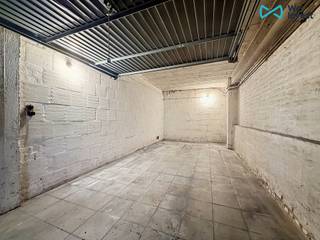 Tel.: +32 475 71 63 52 / E-mail: matthieu.goffin@weinvest.be<br /><br />We Invest presenteert u met trots deze afgesloten garagebox, ideaal gelegen in de kelder van een gebouw aan de Avenue Nouvelle 47 in Etterbeek. Deze privégarage is 5,89 meter lang en 2,48 meter breed, waardoor u er veilig een voertuig kunt parkeren of gebruik kunt maken van extra opslagruimte. De maximale hoogte van het voertuig mag echter niet meer dan 2,48 meter bedragen. Het pand is vrij van bewoning en beschikbaar bij ondertekening van de akte, zonder lopende huurovereenkomst.<br /><br />Deze garage ligt in het hart van Etterbeek, vlak bij de wijk La Chasse, en heeft een strategische ligging met snelle toegang tot het centrum van Brussel en het zuiden van de hoofdstad. De buurt is bijzonder goed bereikbaar met het openbaar vervoer (bus, tram en metro in de buurt), wat zorgt voor uitstekende dagelijkse mobiliteit, met name naar de Europese instellingen en de ULB. De centrale ligging maakt het een ideale locatie voor zowel persoonlijk gebruik als voor investeringsdoeleinden.<br /><br />Prijs: 40.000 €<br />Object beschikbaar bij ondertekening. <br /><br />Voor meer exclusieve objecten kunt u onze website www.weinvest.be raadplegen.