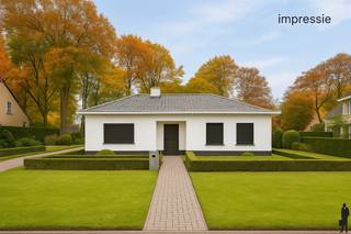 <p><strong>Goed onderhouden gelijkvloerse woning met 4 slaapkamers, garage en ruime zuidwestgerichte tuin te Essen Heikant</strong></p>
<p>Deze <strong>degelijk onderhouden </strong>woning bevindt zich in een <strong>zeer rustige en aangename buurt</strong> en biedt <strong>ruimte, licht en comfort</strong> op een perceel van maar <strong>liefst 1.602m² </strong>en <strong>ca. 32 meter breed</strong>. Dankzij de <strong>zuidwestelijke oriëntatie</strong> geniet je de hele dag van zon en een heerlijk open gevoel.</p>
<p><strong> </strong><strong>Indeling gelijkvloers:<br /></strong>- Een inkomhal met technische kast met elektrische installatie, een aparte bergkast/ vestiaire<br />- Een <strong>grote, lichtrijke leefruimte</strong> met aard<strong>gaskachel</strong> en <strong>elektrische rolluiken met tijdsschakelaars</strong><br />- Een <strong>keuken met zicht op de tuin</strong> is uitgerust met combi-microgolfoven, koelkast en inductiekookplaat, dampkap, vaatwasser<br />- Een <strong>badkamer met douche, apart toilet en wastafel</strong> <br />- <strong>Vier slaapkamers</strong> voorzien van <strong>elektrische rolluiken</strong> en <strong>vliegenramen</strong><br />- Een <strong>zolder strekt zich uit over de volledige woning</strong> en biedt extra bergruimte</p>
<p><strong> </strong></p>
<p><strong>Comfort & Techniek<br /></strong>-Verwarming via <strong>Viessmann-mazoutcondensatieketel (2010)<br /></strong><strong>-Gedeeltelijke kelder</strong> in 4 ruimtes en een <strong>geïsoleerde kruipruimte</strong> (5 cm PIR-platen onder volledige vloer)<br /><strong>-Zoldervloer (betonvloer) geïsoleerd</strong> met 6 cm PIR-platen<br /><strong>-Dak vernieuwd in 2004</strong> met nieuwe pannen en goten<br />-Spouwmuurisolatie ingespoten (korrels)<br /><strong>-Buitenverlichting</strong> rondom de woning<br /><strong>-Aangesloten op riolering via septische put</strong></p>
<p><strong> </strong><strong>Buitenruimte</strong></p>
<p>De woning beschikt over een <strong>grote oprit met ruime parkeermogelijkheden</strong>, een <strong>verwarmde garage met smeerput.</strong><br />Daarnaast zijn er een <strong>serre,</strong> <strong>tuinhuis en ook een berging vanuit de garage</strong>.<br />De tuin is onderhoudsvriendelijk ingericht, geniet van een <strong>zuidwestoriëntatie.</strong></p>
<p><strong>Bijzonderheden:<br /></strong>-Ruime en lichtrijke woning met 4 slaapkamers<br />-Degelijke isolatie van vloer en zolder, spouwmuur<br />-Verwarmde garage met smeerput<br />-<strong>Grote oprit en veel parkeerruimte</strong><br />-<strong>Zuidwestgericht</strong>, verkavelbaar perceel van ca. 32 m breed<br />-<strong>Rustige en aangename ligging</strong></p>