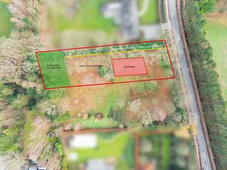 <p>Deze ruime bouwgrond van 3.010 m² is gelegen aan de Horstebaan 114 in Schoten, op de grens met Brasschaat. Met een straatbreedte van circa 30 meter biedt het perceel mooie mogelijkheden voor de bouw van een royale vrijstaande villa. Achteraan bevindt zich circa 600 m² natuurlijk bos, wat zorgt voor een groene afsluiting van het perceel.<span></span></p>
<p>De ligging is centraal en praktisch, met een vlotte verbinding naar Schoten, Brasschaat en de belangrijkste invalswegen.</p>
<p><strong>Bijzonderheden</strong></p>
<ul>
<li>Perceeloppervlakte van 3.010 m²</li>
<li>Straatbreedte van circa 30 meter</li>
<li>Circa 600 m² natuurlijk bos achteraan</li>
<li>Centrale ligging nabij belangrijke invalswegen</li>
<li>Geschikt voor een vrijstaande villa</li>
<li>Noordgerichte tuin</li>
</ul>
<p><strong>Bestemming</strong></p>
<ul>
<li>Minstens 51% van het bouwvolume moet bestemd zijn voor wonen</li>
<li>Een complementaire nevenfunctie is toegestaan, zoals:
<ul>
<li>maatschappelijke zetel</li>
<li>vrij beroep</li>
<li>activiteit als onthaalouder</li>
</ul>
</li>
<li>De woonfunctie blijft steeds de hoofdfunctie</li>
<li>Maximale vloeroppervlakte van de nevenfunctie: 200 m²</li>
<li>Winkels, ambachtelijke bedrijven en nijverheid zijn niet toegestaan</li>
</ul>
<p><strong>Belangrijkste bouwvoorschriften</strong></p>
<ul>
<li>Open bebouwing</li>
<li>Afstand tot de perceelgrenzen: minimaal 5 meter</li>
<li>Rechter zijgevel: minimaal 12 meter afstand vanwege de oprit met bestaande bomenrij</li>
<li>Maximale voorgevelbreedte: 13 meter</li>
<li>Maximale bouwdiepte: 25 meter</li>
<li>Maximale nokhoogte: 11 meter</li>
<li>Maximale bebouwde oppervlakte:
<ul>
<li>10% van de perceeloppervlakte</li>
<li>maximaal 400 m², inclusief bijgebouwen</li>
</ul>
</li>
</ul>
<p>Een interessante bouwopportuniteit voor wie op zoek is naar veel ruimte, een centrale ligging en de mogelijkheid om wonen te combineren met een professionele activiteit aan huis.</p>
