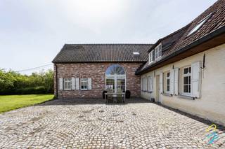 <p>Voor een bezoek bel Saimen: 0470 79 24 20 of mail: saimen@cornelis-goeman.be<br />Deze karaktervolle hoeve, gelegen in de Winkelstraat, bevindt zich op een royaal perceel van bijna 2.458 m² en biedt tal van mogelijkheden voor wie op zoek is naar ruimte, rust en authenticiteit.</p>
<p>Bij het betreden van de woning kom je in een inkomhal die toegang geeft tot de gezellige woonkamer/zithoek. De keuken vormt het hart van de woning en biedt directe toegang tot het wintersalon, dat nog verder te renoveren is en tal van mogelijkheden biedt.</p>
<p>Op het gelijkvloers bevinden zich verder een badkamer en een comfortabele slaapkamer, wat de woning ook geschikt maakt voor gelijkvloers wonen.</p>
<p>De eerste verdieping beschikt over een ruime nachthal, drie volwaardige slaapkamers, een dressing en een tweede, ruime badkamer.</p>
<p>De grote tuin rondom de woning biedt een oase van rust en privacy, met voldoende ruimte voor tuinliefhebbers, dieren of eventuele uitbreidingsmogelijkheden.</p>
<p><strong>Troeven:</strong></p>
<ul>
<li>Perceel van ± 2.500 m²</li>
<li>4 slaapkamers + dressing</li>
<li>2 badkamers</li>
<li>46 Zonnepanelen</li>
<li>Sauna</li>
<li>Alarm voorzien</li>
<li>Rustige ligging met vlotte bereikbaarheid</li>
<li>2 regenputten van 10.000L</li>
</ul>
<p>Deze hoeve is ideaal voor wie op zoek is naar een woning met karakter en mogelijkheden op een toplocatie.<br />Tevens kan deze grond verkaveld worden (links van de hoeve), hier kunnen na overleg met de gemeente volgens het plan 3 bouwloten voorzien worden, losstaand van de hoeve.<br /><br /><span>Voor een bezoek bel Saimen: 0470 79 24 20 of mail naar saimen@cornelis-goeman.be</span></p>