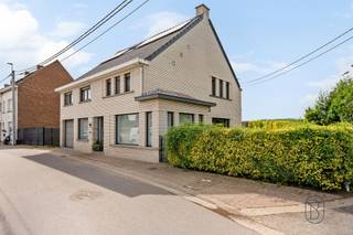 <p>Recent gerenoveerde gezinswoning met 4 slaapkamers, garage, tuin en domotica!</p><p>Bent u op zoek naar een RUSTIG gelegen, INSTAPKLARE gezinswoning waar ruimte en modern wooncomfort centraal staan? <br />Dan is deze recent GERENOVEERDE woning met 4 SLAAPKAMERS, een bewoonbare oppervlakte van maar liefst 300 m² en een ruim perceel van 850 m² zeker een bezoek waard.</p><p>INDELING: inkomhal, bureau, apart toilet, ruime en lichtrijke leefruimte met zithoek en eethoek, volledig uitgeruste open keuken met stoomoven, oven, combi-oven en vaatwasser, schuifraam naar het terras en de tuin, polyvalente ruimte (ideaal als wasplaats) en een inpandige garage. Op de verdieping bevinden zich vier ruime slaapkamers en een badkamer met inloopdouche, dubbele wastafel en toilet. De ruime zolder over de volledige verdieping biedt tal van mogelijkheden. Daarnaast is de woning bijna volledig onderkelderd.</p><p>De woning beschikt over CONFORME lektriciteit, centrale verwarming op aardgas, PVC-ramen met dubbele beglazing, ZONNEPANELEN met BATTERIJ en een DOMOTICAsysteem waarmee lichtschakelaars en stopcontacten via een smartphone en bedieningspaneel bediend kunnen worden. Alle leidingen werden vernieuwd en de riolering is gescheiden.</p><p>Voor wie is dit pand ideaal?<br />♦ Gezinnen die op zoek zijn naar een ruime instapklare woning.<br />♦ Thuiswerkers dankzij het aparte bureau en de extra ruimte.<br />♦ Kopers die comfortabel en energiezuinig willen wonen.</p><p>Bezoek na afspraak met Immo Beguin, jouw vastgoedexpert sinds 2009.<br />✉️ emmy@immobeguin.be</p>