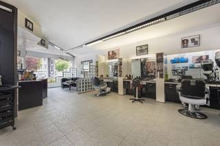 Op een centrale en gegeerde locatie in Borgerhout vinden we dit handelspand van 90m².<br /><br /><strong>Locatie:</strong><br />Gelegen aan de levendige Lodewijk van Berckenlaan 181 in Borgerhout bevindt zich dit verzorgd handelspand van ca. 90 m². Dankzij de centrale ligging geniet het pand van een uitstekende zichtbaarheid en een vlotte bereikbaarheid. In de directe omgeving bevinden zich tal van handelszaken, horecazaken en residentiële woningen, wat zorgt voor een constante passage van potentiële klanten. Bovendien ligt het pand op korte afstand van belangrijke invalswegen en openbaar vervoer.<br /><br /><strong>Indeling:</strong><br />Het handelspand van 90m² is momenteel ingericht als kapsalon en beschikt over een ruime en lichtrijke commerciële ruimte met een praktische indeling. Achteraan bevindt zich een aparte kleine kitchenette. <br /><br />Lage gemeenschappelijke kosten, inclusief water en verwarming.<br /><br /><strong>Troeven:</strong>
<ul>
<li>Centrale ligging </li>
<li>Goede zichtbaarheid en commerciële ligging</li>
<li>Vlotte bereikbaarheid</li>
<li>Veel lichtinval</li>
</ul>
<span>Benieuwd naar meer? Neem contact op voor een bezichtiging via 0483 51 30 01 of mail naar ruzanna@wellimmo.net</span>