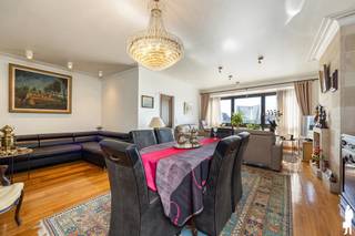 Op zoek naar een ruim en lichtrijk appartement op een absolute toplocatie in het hart van Sint-Niklaas? Dit appartement op de derde verdieping combineert een royale bewoonbare oppervlakte van 130 m² met 2 volwaardige slaapkamers, maar liefst 3 terrassen en een prachtig uitzicht over de Grote Markt.<br />Dankzij de centrale ligging bevinden winkels, horeca, de winkelstraat, het station en openbaar vervoer zich allemaal op wandelafstand.<br /><br />Indeling: <br /><br />Gelijkvloers<br />- Gemeenschappelijke inkomhal<br />- Lift aanwezig<br /><br />Derde verdieping<br />- Ruime inkomhal van ca. 16 m²<br />- Apart gastentoilet<br />- Zeer ruime en lichtrijke leefruimte van ca. 49 m² met parketvloer<br />- Prachtig open zicht over de Grote Markt<br />- Keuken van ca. 8 m²<br />- Terras aan de voorzijde met zicht op de Grote Markt<br />- 2 volwaardige slaapkamers van ca. 16 m² en 12 m²<br />- Badkamer van ca. 7 m²<br />- Gezellig binnenterras<br />- Derde terras aan de achterzijde<br /><br />Algemeen<br />- Bewoonbare oppervlakte: ca. 130 m²<br />- EPC-label B<br />- Elektriciteit conform<br />- Asbestveilig<br />- Lift aanwezig<br />- Private kelderberging<br />- Uitstekende ligging in het centrum van Sint-Niklaas<br />- Uniek uitzicht over de Grote Markt<br />- Winkels, horeca, station en openbaar vervoer op wandelafstand<br /><br />Een ruim appartement met een uitzonderlijke ligging, veel buitenruimte en een prachtig zicht over het bruisende hart van Sint-Niklaas.<br /><br />Op zoek naar een woning, appartement of bouwgrond in het Waasland of de Denderstreek?<br />De Boer & Partners Waas & Dender begeleidt u graag bij de aankoop of verkoop van vastgoed in deze ruime regio.<br />Wenst u dit pand te bezoeken? Contacteer ons via waasendender@deboerenpartners.be of 03 377 55 00.