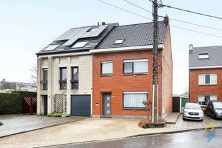 Te koop te Dendermonde: woning met 3 ruime slaapkamers en tuin.<br />Deze woning biedt op het gelijkvloers een inkomhal, woonkamer, ruime keuken, douchekamer, berging/wasplaats.<br />Op de eerste verdieping zijn 3 ruime slaapkamers en vernieuwde badkamer.<br />De zolderverdieping met vaste trap biedt de mogelijk tot een 4de slaapkamer.<br />Er is een aparte zij-ingang, met fietsen of vuilbakken hoef je dus nooit door de woning.<br />De zonnepanelen en de parkeerplaatsen vooraan zijn extra troeven.<br />Voor afspraak ter plaatse : bel 0471 59 40 43 of mail tom@cornelis-goeman.be