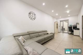 <p>Deze gerenoveerde woning met 4 slaapkamers, twee badkamers en buitenruimte bevindt zich in hartje Borgerhout en biedt een comfortabele woonruimte van 194m². Op wandelafstand van zeer populaire locaties zoals het vernieuwde Moorkensplein, het Laar en het Kruger park. In de directe omgeving vindt u tal van winkels, scholen, apotheken en verschillende andere handelszaken. <br /><br />Grootste troeven:<br />- Centrale locatie<br />- Gerenoveerd in 2020<br />- Buitenruimte (18m²)<br />- 4 slaapkamers<br />- Moderne keuken, volledig uitgerust<br /><br />Indeling:<br />GLVL: inkomhal (11m²) die toegang biedt tot de woonkamer (27m²), alsook de volledig geïnstalleerde keuken (vaatwasser, koelkast, ingebouwde oveen, microgolfoven,..), buitenruimte (18m²) en apart toilet.<br />V1: Ruime badkamer (15m²) met dubbele lavabo, douche & aansluiting voor de wasmachine. Via de overloop (12m²) betreden we de eerste ruime slaapkamer (18m²). Tevens is er een berging aanwezig (2m²)<br />V2: 2 slaapkamers van 18m² en 12m², alsook de tweede badkamer (10m²) met bad, douche en dubbele lavabo, alsook een ruim apart toilet.<br />V3: Slaapkamer (14m²)</p><p>Voor meer informatie kan u terecht bij Area Partners. INFO@area.be of 03/284.60.60</p>