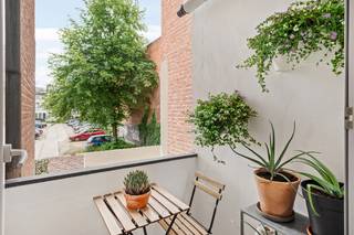 IN OPTIE. Charmant 2 slaapkamer appartement in Antwerpen-Zuid en vlakbij het Stadspark. Ruime inkomhal met apart toilet, wasplaats en...