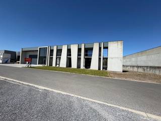 Samenvatting:
<ul>
<li>Perceel van ± 20 are</li>
<li>Bedrijfshal ± 700 m² met ±6 meter vrije hoogte</li>
<li>Atelier/opslagruimte ± 60 m² (hoogte ca. 3m10)</li>
<li>Uitgeruste keuken </li>
<li>Bureelruimte ± 100 m², vrij in te richten</li>
</ul>
Op een goede locatie te Alfajetlaan 2211 in Sint-Truiden biedt deze bedrijfsruimte op een perceel van net geen 20 are tal van mogelijkheden voor ondernemers die ruimte, bereikbaarheid en flexibiliteit zoeken.<br /><br />De hal zelf beslaat ongeveer 700 m² en is dankzij de vrije hoogte van 6 meter perfect geschikt voor uiteenlopende bedrijfsactiviteiten zoals productie, opslag of logistiek. Twee extra brede sectionaalpoorten zorgen voor een vlotte en efficiënte toegankelijkheid.<br /><br />Aanpalend vinden we een extra ruimte van circa 60 m² die dienst kan doen als atelier of bijkomende opslagplaats, met een hoogte van ongeveer 3m10. Verder is er een volledig uitgeruste keuken die kan dienst doen als vergaderruimte of refter. De bovengelegen bureelruimte van ongeveer 100 m² biedt nog de vrijheid om in te richten volgens uw eigen noden, van kantoor tot showroom.<br /><br />Dankzij de indeling en de oppervlakte is dit een interessante uitvalsbasis voor zowel kmo’s als bedrijven die op zoek zijn naar uitbreiding of centralisatie van hun activiteiten.<br /><br />Interesse? Neem contact op met Aktimmo voor een bezoek en een verkenning van de mogelijkheden.