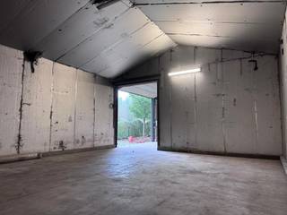 Deze loods/opslagplaats van 78 m2 maakt deel uit van een groter complex. De loods bevindt zich op een afgesloten privéterrein.Toegang via...