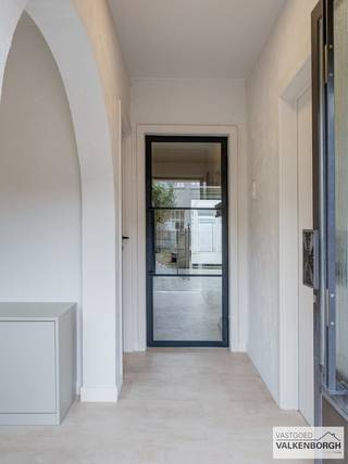 Bezoeken ter plaatse worden ingepland via e-mail: joris@vastgoedvalkenborgh.be.<br /><br />Kiewitstraat 94: Gerenoveerde gezinswoning met 3 slaapkamers met EPC score B!<br /><br />Indeling: Inkomhal, gastentoilet, vestiaire, leefruimte met eetkamer, keuken met toegang naar de veranda en de koer, badkamer en berging.<br />1e verdieping: 3 (mogelijk 4) slaapkamers.<br />Zolder (afgewerkt) en kelder aanwezig.<br /><br />Comfort: De woning werd in 2026 gerenoveerd (elektriciteit, airco units, badkamer, vloeren, ...). <br />De keuken is ingericht met een combi-oven, afwasmachine, elektrisch vuur, dampkap, dubbele spoelbak, frigo, aparte diepvries en afgewerkt met een granieten tablet. De badkamer is ingericht met een inloopdouche met regendouche, dubbel lavabomeubel en aansluiting wasmachine. De woning is langs achter bereikbaar via een servitude.<br /><br />Energie: PVC en alu ramen met dubbel glas, verwarming met warmtepomp, lucht lucht (ook koeling). Gasboiler voor warm water. <br />EPC-score: 189kWh/m² (B)! Elektriciteit gekeurd en conform. 13  zonnepanelen aanwezig.<br /><br />Oppervlakte: 01a77ca.<br />KI: 481.<br />Vraagprijs: 299.000 euro.<br />Meer informatie via kantoor: joris@vastgoedvalkenborgh.be.<br /> 