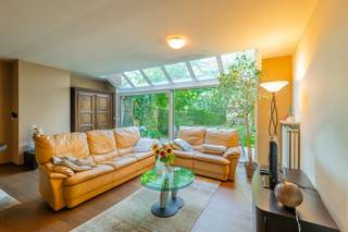 <p><span>OMGEVING:</span></p><p><span>Wonen op een centrale locatie in Berchem, met alle dagelijkse voorzieningen binnen handbereik én een verrassend ruime woning van 258m² om thuis te komen. Winkels scholen, openbaar vervoer en sportfaciliteiten bevinden zich op korte afstand. </span></p><p><span>INDELING: </span></p><p><span>Via de inkomhal met vestiaire en apart toilet betreedt u deze woning, waar de royale en uiterst lichte leefruimtes meteen de aandacht trekken. Hier geniet je van een optimale connectie met de zuidwest georiënteerde tuin. De ruime, volledig uitgeruste leefkeuken sluit mooi op de leefruimte en heeft nog een aparte berging. </span></p><p><span>De woning beschikt over maar liefst zes volwaardige slaapkamers, waardoor er ruimte is voor het hele gezin, een bureau of een hobbykamer. Twee badkamers en drie toiletten maken het geheel bijzonder comfortabel voor dagelijks gebruik.</span></p><p><span>Ook buiten is het volop genieten. De stadstuin van 210 m² vormt een heerlijke plek om tot rust te komen, gezellig samen te tafelen of lange zomeravonden door te brengen. Dankzij de zuidwestelijke oriëntatie geniet u hier van lekker veel zonlicht. Het terras van 20 m² met overkapping en zonneluifel zorgen dan weer voor voldoende schaduw. Handig is ook het tuinhuis voor het opbergen van al je tuinmateriaal.</span></p><p><span>Tot slot beschikt de woning over een inpandige garage met laadpaal voor een elektrische wagen en is ze voorzien van een automatische poort. Verder is er op de oprit nog plaats voor 2 extra wagens.</span></p><p><span>TROEVEN</span></p><p><span>- Elektrische keuring conform</span></p><p><span>- Zuid west tuin</span></p><p><span>- EPC b</span></p><p><span>- 3 staanplaatsen</span></p><p><span> </span></p><p><span> </span></p>