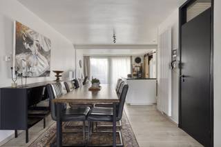 <p><span><span>Ontdek deze instapklare parel in het hart van Deurne-Zuid, een volledig gerenoveerde bel-étagewoning waar comfort, stijl en lichtinval centraal staan. Hier hoef je enkel nog je meubels binnen te zetten en het genieten kan meteen beginnen! Deze woning combineert een smaakvol interieur, functionele indeling en een uiterst aangename ligging. Ideaal voor wie een zorgeloze start zoekt in een moderene, energiezuinige woning.</span></span></p><p><span><span> </span></span></p><p><span><span><u>Indeling</u>:</span></span></p><p><span><span><u>Gelijkvloers</u>:</span></span></p><p><span><span>Ruime garage met plaats voor wagen, fietsen en extra opberguimte</span></span></p><p><span><span>Gezellige stadskoer, ideaal voor een aperitief in de zon of een groene stadsoase</span></span></p><p><span><span> </span></span></p><p><span><span><u>Eerste verdieping</u>:</span></span></p><p><span><span>Een prachtige, open leefruimte met woonkamer, eetkamer en keuken in één doorlopende ruimte</span></span></p><p><span><span>Moderne witte keuken met tijdloos design en alle comfort om heerlijk te koken (nieuw van 2018)</span></span></p><p><span><span>Grote ramen aan voor- en achterkant zorgen voor overvloedig natuurlijk licht</span></span></p><p><span><span> </span></span></p><p><span><span><u>Tweede verdieping</u>:</span></span></p><p><span><span>Drie volwaardige slaapkamers</span></span></p><p><span><span>Badkamer met douche</span></span></p><p><span><span> </span></span></p><p><span><span><u>Bijzonderheden:</u></span></span></p><p><span><span>EPC Energielabel A - 98 kwh/(m² jaaar)</span></span></p><p><span><span>Geen renovatieplicht!</span></span></p><p><span><span>Er zijn 13 zonnepanelen aanwezig zonder batterij</span></span></p><p><span><span>De elektriciteit is conform</span></span></p><p><span><span>Er is overal dubbele beglazing met PVC kader (nieuw van 2013)</span></span></p><p><span><span>Het plat dak werd geïsoleerd in 2020</span></span></p><p><span><span>Aparte wasruimte voor wasmachine en droogkast</span></span></p><p><span><span>P-score: A</span></span></p><p><span><span>G-score: A</span></span></p>