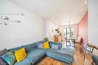 Deze residentieel gelegen woning bevindt zich in de rustige Valaarwijk te Wilrijk, op wandelafstand van supermarkten, parken, openbaar vervoer,...