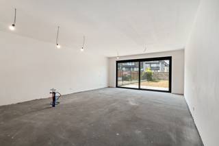 <p><strong>Te koop: casco woning in het centrum van Strombeek-Bever, op een ideale ligging nabij scholen, openbaar vervoer en residentiële omgeving.</strong></p>

<p><strong>Prijs is exclusief BTW!</strong></p>

<p>Deze woning (bouwjaar 2026) biedt een unieke kans om zelf de afwerking te bepalen. Dankzij de casco oplevering kan je de indeling, materialen en stijl volledig naar eigen wensen realiseren. De ligging in een rustige straat, maar toch dicht bij alle voorzieningen, maakt dit een aantrekkelijke keuze voor gezinnen en koppels.</p>

<p> </p>

<p><strong>Belangrijkste ruimtes:</strong><br />• Garage met directe toegang tot de woning<br />• Keukenruimte klaar voor inrichting<br />• Woonruimte met zicht op de tuin<br />• 3 (4) slaapkamers met veel lichtinval<br />• Zolder voor extra opslag of toekomstige uitbreiding extra slaapkamer <br />• Tuin (247 m²) ideaal voor ontspanning</p>

<p> </p>

<p><strong>Troeven:</strong><br />• Casco woning nog af te werken<br />• Ideale ligging nabij voorzieningen<br />• Afwerking volledig naar eigen wensen</p>

<p> </p>

<p>Neem vandaag nog contact op met je ERA-makelaar voor een bezoek.</p>

<p> </p>

<p>JOUW DROOMHUIS. ZO GEVONDEN!</p>