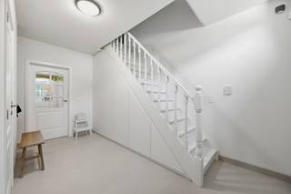Deze villa, gebouwd in 2006, is uitstekend gelegen in Keerbergen, vlak bij de grens met Rijmenam. De gelijkvloerse verdieping werd enkele jaren geleden vernieuwd met onder meer een mortexvloer, massief eiken parket, maatwerkkasten, stalen deuren en nieuwe schilderwerken.<br /><br />Via de ruime inkomhal met ingebouwde kasten en een gastentoilet bereikt u zowel de leefruimte als de keuken. De lichtrijke leefkeuken is volledig uitgerust, afgewerkt met een mortexvloer en biedt vanuit de eetruimte een prachtig uitzicht op de tuin. Aansluitend bevindt zich een praktische koele berging. Via de keuken heeft u toegang tot de wasplaats en de dubbele inpandige garage.<br /><br />De ruime leefruimte staat in verbinding met het bureau en de tuinkamer, die eveneens perfect dienst kan doen als tweede kantoorruimte. Een op maat gemaakte tv-wand, shutters aan de ramen en een gezellige houtkachel zorgen voor extra comfort en sfeer.<br /><br />Op de eerste verdieping bevinden zich drie ruime slaapkamers en een vierde, kleinere slaapkamer. De master bedroom beschikt over een eigen dressing en badkamer. Daarnaast is er een tweede badkamer met aansluitende dressing, die wordt gedeeld door de overige slaapkamers.<br /><br />Een grote troef is de volledig ingerichte zolder van 44 m², die perfect kan worden gebruikt als extra slaapkamer, hobbyruimte, speelkamer of polyvalente ruimte. Boven de dubbele garage bevindt zich bovendien nog een extra bergzolder.<br /><br />De aangelegde tuin beschikt over een overdekte zithoek, een ruim tuinhuis en een afzonderlijk omheind gedeelte achteraan, ideaal voor huisdieren.<br /><br />Tot slot is de woning uitgerust met 20 zonnepanelen, een regenwaterput van 10.000 liter, een alarmsysteem, een laadpaal voor elektrische voertuigen en beschikt ze over een gunstig EPC-label B.