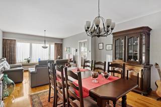 <p>In de Steynstraat in Hoboken, in een kleinschalig en goed onderhouden gebouw, vinden we dit aangename appartement op de tweede verdieping met 2 slaapkamers, terrasje en garagebox achteraan. Dankzij de lage maandelijkse kosten en praktische indeling is dit de ideale woonst voor wie op zoek is naar comfort en rust op een gunstige locatie.</p>
<p></p>
<p>De lichtrijke leefruimte sluit mooi aan bij de volledig geïnstalleerde keuken, die extra bergruimte biedt via een handige aansluitende berging. Verder beschikt het appartement over twee volwaardige slaapkamers en een badkamer met ligbad en lavabo.</p>
<p></p>
<p>Buiten geniet je van een gezellig terrasje, perfect om even te ontspannen. De garagebox achteraan het gebouw zorgt voor extra comfort en veiligheid.</p>
<p></p>
<p>Troeven:</p>
<p></p>
<p>+ Kleinschalig gebouw met lage gemeenschappelijke kosten</p>
<p>+ twee ruime slaapkamers</p>
<p>+ Geïnstalleerde keuken met berging</p>
<p>+ Terras en garagebox inbegrepen</p>
<p>+ Rustige ligging met vlotte bereikbaarheid</p>
<p></p>
<p>Een instapklaar appartement waar comfort en praktisch wonen hand in hand gaan.</p>
<p>Interesse? Maak snel een afspraak via info@jamar.immo of 03 435 31 33.</p>