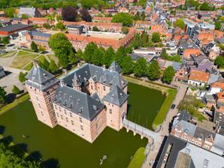 Ligging: <br />Uitstekend gelegen aan het Kasteelplein met zicht op het kasteeltje in een verkeersluwe straat pal in het centrum van Turnhout met alles op wandelafstand. <br /><br />Omschrijving:<br />Deze authentieke herenwoning 'Heidebloem' is uniek gelegen en uniek gebouwd met tal van karaktervolle sierelementen naar een ontwerp van architect L. Van Ravestyn. De woning bestaat uit 4 bouwlagen en een speelse indeling. Op de onderste verdieping vinden we een eetkamer met de te renoveren keuken, badkamer en wasplaats. Op de eerste verdieping treffen we de woonkamer met zitgedeelte waar u een mooi zicht heeft over het water van het kasteeltje. Op de tweede en derde verdieping bevinden zich maar liefst 5 slaapkamers waar men ook de mogelijkheid heeft om een badkamer te voorzien in één van de kamers. De woonst is gelegen op een perceel van 137m² en beschikt over een stadstuin (dewelke nog moet gescheiden worden van de naastliggende woning). Er is tevens de mogelijkheid om een garage aan te kopen dewelke op wandelafstand bereikbaar is.<br />De koper kan beroep doen op een interessante (renovatie-)Erfgoedlening à +- 1%.