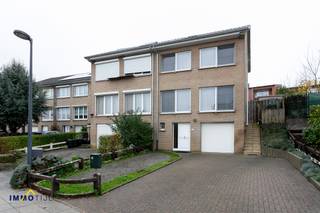 <p><strong>Ruime instapklare Woning met Garage in Asse!</strong><br /><br />Deze halfopen bebouwing bevindt zich in een gegeerde, rustige wijk (doodlopende straat) in Asse. Op wandelafstand van het centrum, het park, winkels, scholen en openbaar vervoer, en met een uitstekende verbinding naar de belangrijkste invalswegen, geniet je hier van een uiterst praktische ligging.<br /><br />De woning is volledig instapklaar en werd sinds 2016 zorgvuldig opgefrist met enkele belangrijke vernieuwingen, waaronder het dak en de cv-ketel. Een absolute troef is de inpandige garage, evenals de derde verdieping: een prachtig afgewerkte zolderverdieping die als één open ruimte werd ingericht. Deze veelzijdige verdieping kan perfect dienen als extra slaapkamer, bureau of hobbyruimte — een echte eyecatcher van de woning.<br /><br />De praktische indeling, het hoge wooncomfort en de volledig omheinde tuin maken het geheel compleet.<br />Kortom, deze woning biedt een rustige woonomgeving, hedendaags comfort en een toplocatie dicht bij het centrum van Asse.<br /><br />👉 <strong>Kijk alvast binnenin:</strong> Virtuele toer (https://my.matterport.com/models/41bnpAzanw5)<br />📞 <strong>Meer info & bezoeken:</strong> 052 690 691 – bert@immotijl.be</p>